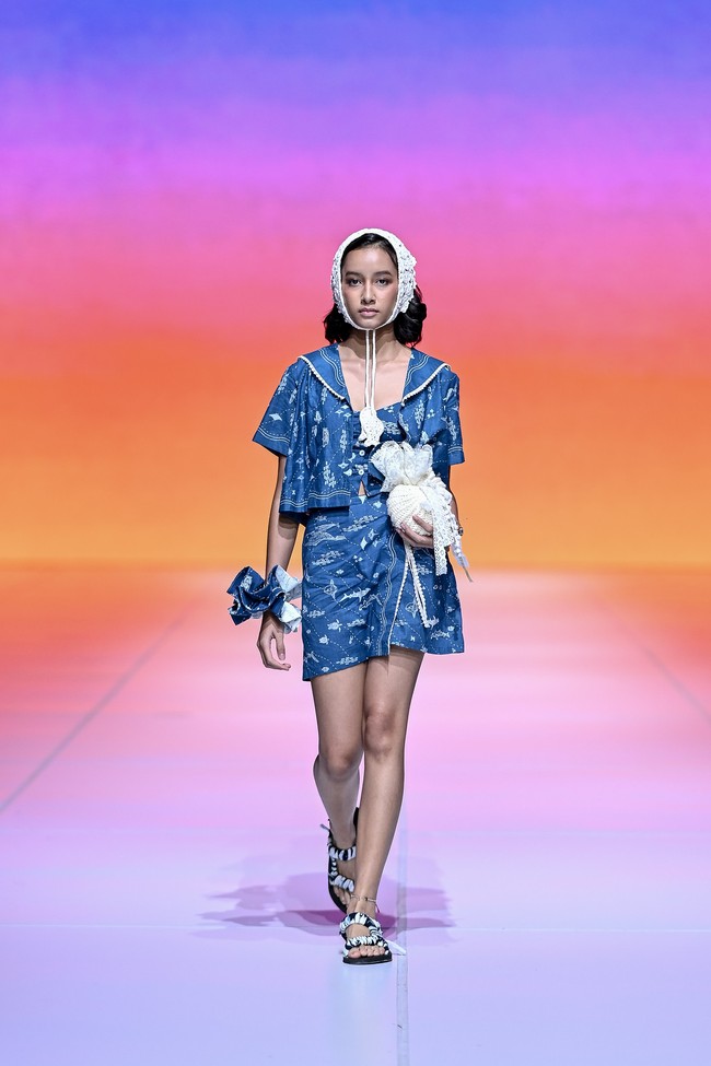 Larung yang diperkenalkan di panggung Jakarta Fashion Week (JFW) 2026 menghadirkan narasi emosional tentang kondisi laut yang terus memburuk akibat polusi dan eksploitasi manusia. Dalam tradisi Nusantara, larung berarti menghanyutkan sesuatu ke air sebagai bentuk penghormatan, doa, dan harapan. (Foto: Dandy Hendrata/Jakarta Fashion Week)