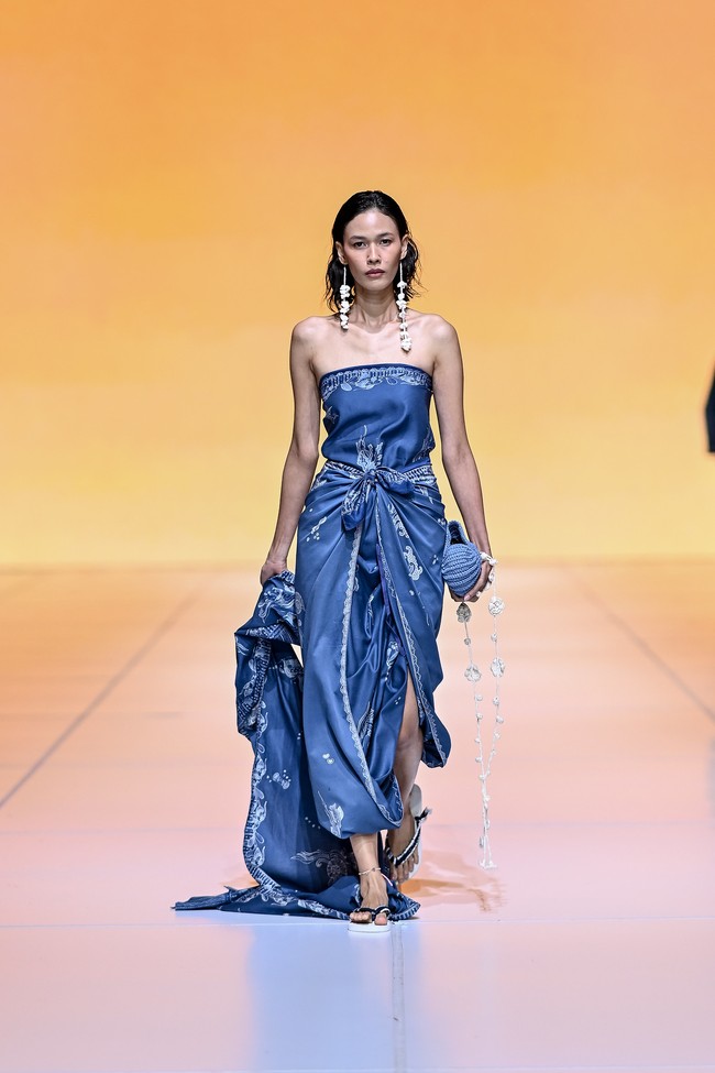 Melalui koleksi ini, Sejauh mengajak publik untuk melarungkan rasa duka atas kerusakan laut, tapi  juga menumbuhkan optimisme untuk memulihkannya. (Foto: Dandy Hendrata/Jakarta Fashion Week)