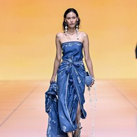 Melalui koleksi ini, Sejauh mengajak publik untuk melarungkan rasa duka atas kerusakan laut, tapi  juga menumbuhkan optimisme untuk memulihkannya. (Foto: Dandy Hendrata/Jakarta Fashion Week)