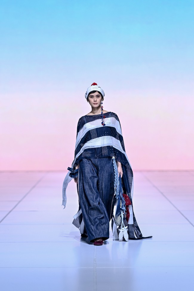 Tema laut sendiri bukan bab baru bagi Sejauh Mata Memandang. Pada 2019, label ini merilis koleksi “Laut Kita”sebagai respon atas kegelisahan pendirinya, Chitra Subyakto, terhadap sampah plastik sekali pakai yang mencemari laut. (Foto: Dandy Hendrata/Jakarta Fashion Week)