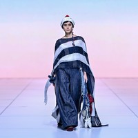 Tema laut sendiri bukan bab baru bagi Sejauh Mata Memandang. Pada 2019, label ini merilis koleksi “Laut Kita”sebagai respon atas kegelisahan pendirinya, Chitra Subyakto, terhadap sampah plastik sekali pakai yang mencemari laut. (Foto: Dandy Hendrata/Jakarta Fashion Week)