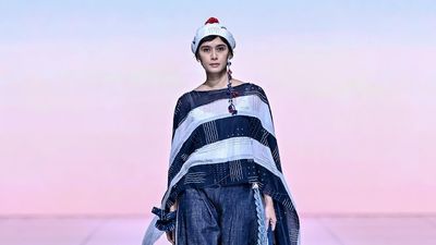 Foto: Koleksi Slow Fashion Bertema Laut dari Sejauh Mata Memandang di JFW 2026