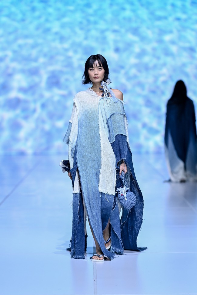 “Enam tahun berlalu, namun kegelisahan itu masih saya rasakan,” ujar Chitra. “Laut kehilangan warnanya, spesies terancam punah. Melalui ‘Larung’, kami ingin mengajak semua orang berhenti sejenak, merenungi kontribusi kita pada kerusakan ini, dan menumbuhkan kembali harapan untuk memulihkannya.” (Foto: Dandy Hendrata/Jakarta Fashion Week)