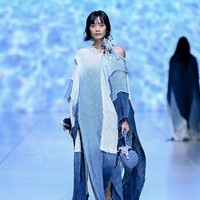 “Enam tahun berlalu, namun kegelisahan itu masih saya rasakan,” ujar Chitra. “Laut kehilangan warnanya, spesies terancam punah. Melalui ‘Larung’, kami ingin mengajak semua orang berhenti sejenak, merenungi kontribusi kita pada kerusakan ini, dan menumbuhkan kembali harapan untuk memulihkannya.” (Foto: Dandy Hendrata/Jakarta Fashion Week)