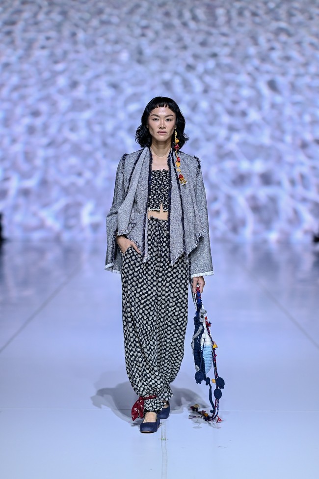 Sebanyak 30 looks diperagakan, menampilkan ragam busana dari kebaya modern, kemeja, jaket, rok lilit, celana, hingga kain batik tulis dan outerwear. Palet warna biru mendominasi, menjadi simbol lautan dan kedalaman emosinya. Warna putih hadir sebagai metafora kesucian, awal baru, sekaligus pengingat tentang bleaching terumbu karang. (Foto: Dandy Hendrata/Jakarta Fashion Week)