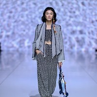 Sebanyak 30 looks diperagakan, menampilkan ragam busana dari kebaya modern, kemeja, jaket, rok lilit, celana, hingga kain batik tulis dan outerwear. Palet warna biru mendominasi, menjadi simbol lautan dan kedalaman emosinya. Warna putih hadir sebagai metafora kesucian, awal baru, sekaligus pengingat tentang bleaching terumbu karang. (Foto: Dandy Hendrata/Jakarta Fashion Week)