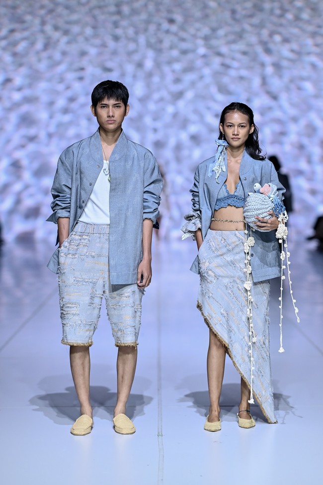 Motif-motif baru yang terinspirasi dari biota laut—ikan pari, manta, penyu, paus, karang, hingga flora laut—berdialog harmonis dengan motif klasik Sejauh seperti “Ombak Laut”, “Bunga Laut”, “Ayam”, “Onde”, dan “Tambal”. (Foto: Dandy Hendrata/Jakarta Fashion Week)