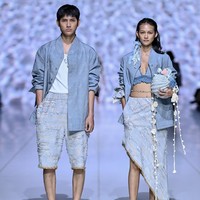 Motif-motif baru yang terinspirasi dari biota laut—ikan pari, manta, penyu, paus, karang, hingga flora laut—berdialog harmonis dengan motif klasik Sejauh seperti “Ombak Laut”, “Bunga Laut”, “Ayam”, “Onde”, dan “Tambal”. (Foto: Dandy Hendrata/Jakarta Fashion Week)