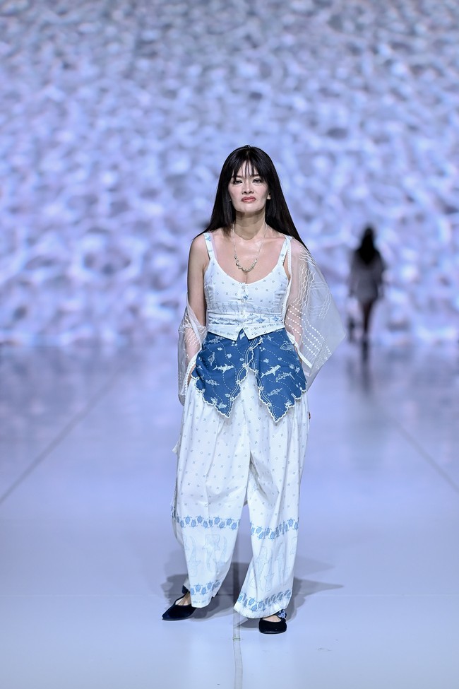 Bersama co-creative director Felix Tjahjadi, SMM kembali menegaskan komitmennya pada produksi yang bertanggung jawab. Sebagian besar material Larung merupakan hasil upcycle: patchwork dari kain perca, kain kurang sempurna, serta deadstock milik Sejauh dan Sharon Jap Atelier. (Foto: Dandy Hendrata/Jakarta Fashion Week)