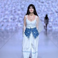 Bersama co-creative director Felix Tjahjadi, SMM kembali menegaskan komitmennya pada produksi yang bertanggung jawab. Sebagian besar material Larung merupakan hasil upcycle: patchwork dari kain perca, kain kurang sempurna, serta deadstock milik Sejauh dan Sharon Jap Atelier. (Foto: Dandy Hendrata/Jakarta Fashion Week)