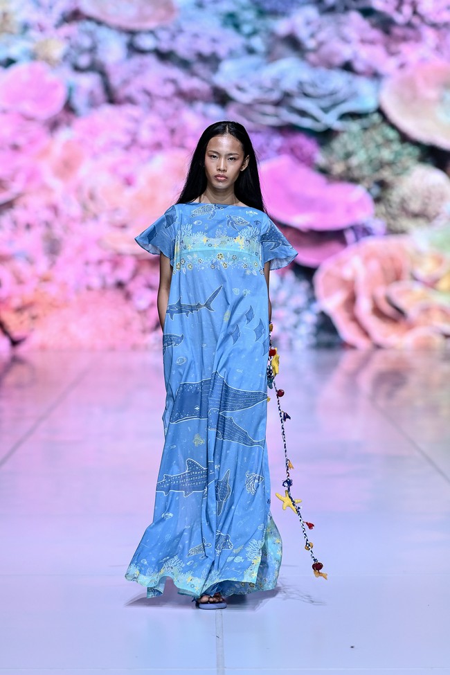 Material lainnya meliputi katun dan tencel dengan batik tulis, cetak saring, cetak digital, serta tenun jacquard berbahan benang daur ulang. (Foto: Dandy Hendrata/Jakarta Fashion Week)