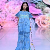 Material lainnya meliputi katun dan tencel dengan batik tulis, cetak saring, cetak digital, serta tenun jacquard berbahan benang daur ulang. (Foto: Dandy Hendrata/Jakarta Fashion Week)