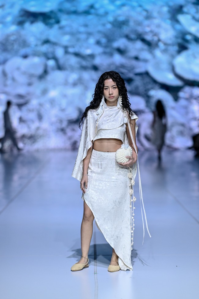 Proses produksi melibatkan para artisan dari Studio Sejauh di berbagai wilayah Indonesia, menjadikan koleksi ini bukan hanya fashion statement, tetapi juga wujud kolaborasi dan pelestarian keterampilan tradisional. (Foto: Dandy Hendrata/Jakarta Fashion Week)