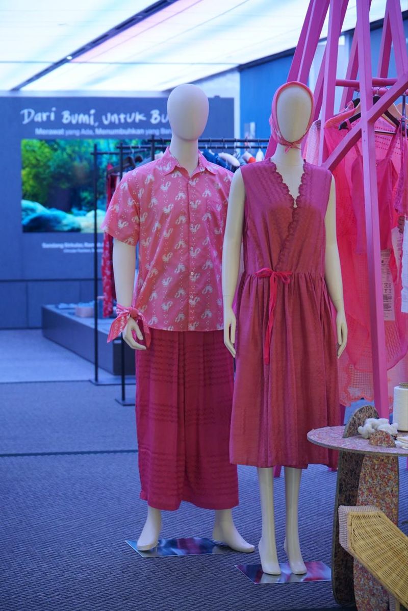 Koleksi Puspa Sejauh Mata Memandang di Plaza Indonesia Fashion Week 2025 Koleksi Puspa Sejauh Mata Memandang di Plaza Indonesia Fashion Week 2025