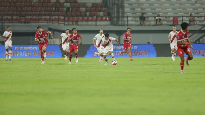 Laga Bali United vs Persis Solo di Stadion Kapten I Wayan Dipta, Bali, Minggu (23/11/2025).