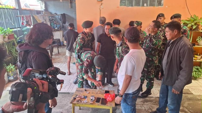 Lima orang terduga pengguna sekaligus pengedar narkoba ditangkap tim patroli gabungan TNI-Polri di Tallo, Makassar.