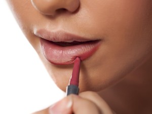 Video Battle Lip Liner Mahal Vs Murah, Begini Hasilnya!