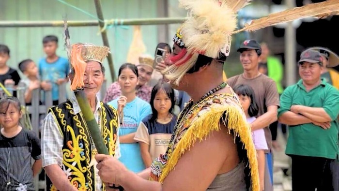 Makna Tiup Obor dalam Pernikahan Adat Dayak Kenyah Bakung. (Istimewa)