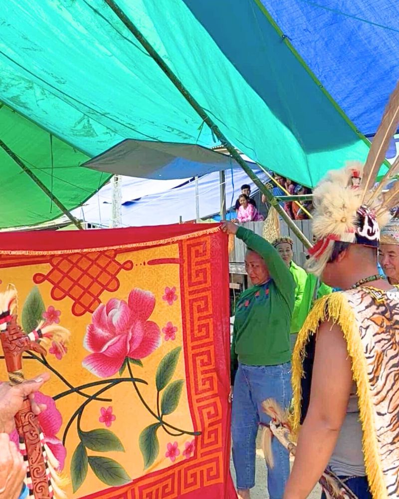 Makna Tiup Obor dalam Pernikahan Adat Dayak Kenyah Bakung. (Istimewa)