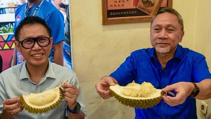 Menteri Koordinator Bidang Pangan, Zulkifli Hasan (kanan) melakukan kunjungan kerja di Pontianak, Kalimantan Barat. Di sela agenda, Menko Zulhas menyempatkan diri untuk kulineran, mencicipi durian lokal Pontianak. (Istimewa)