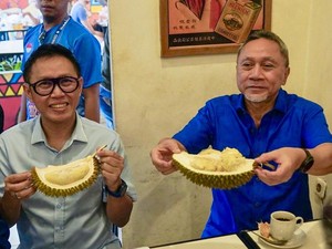 Makan Durian di Pontianak, Menko Zulhas: Ini Buah Asli Indonesia!