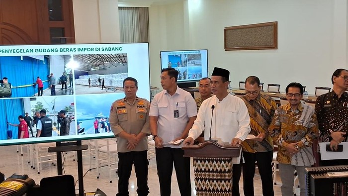 Menteri Pertanian (Mentan), Andi Amran Sulaiman, mengumumkan temuan beras impor ilegal sebanyak 250 ton di Sabang.