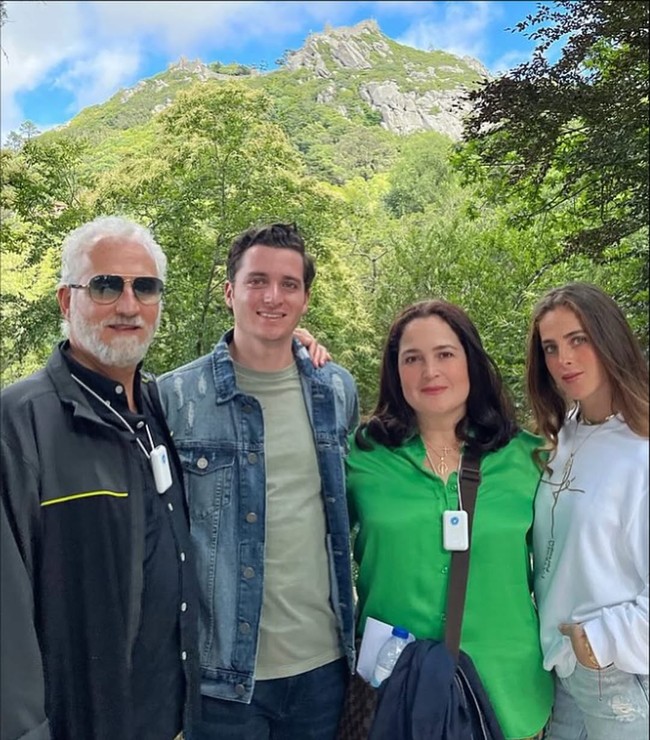 Ayah Fátima, Bernardo Bosch Hernández, adalah seorang insinyur dan pegawai negeri. Selama 27 tahun, Bernardo bekerja di Petróleos Mexicanos (Pemex). Perusahaan minyak tersebut bernilai sekitar US$ 97,6 miliar. Ia kini bekerja sebagai penasihat Direktur Jenderal Eksplorasi dan Produksi Pemex. Bernardo dikabarkan akan berbisnis dengan Raul Rocha, presiden Miss Universe Organization. Foto: Dok. Instagram Miss Universe, Fatima Bosch