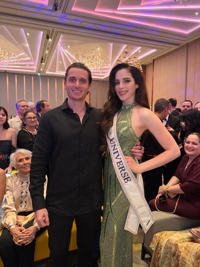 “Ada wanita yang membuka jalan dan ada yang mengubahnya. Kau melakukan keduanya hari ini. Fatima, aku sangat bangga padamu. Dari pekerjaan hebat yang kau lakukan, disiplinmu, keyakinanmu, dan kekuatan yang kau pertahankan setiap langkah di jalan ini. Hari ini dunia melihatmu dimahkotai, tetapi aku selalu melihat wanita seperti apa dirimu: sejati, berani, dan mampu menginspirasi ribuan orang. Apa yang kamu capai bukan hanya mahkota, tetapi pesan harapan bagi semua orang yang perlu percaya bahwa mimpi, ketika dikerjakan dengan hati, pasti terpenuhi,” tulis kakak Fatima yang terbang dari Meksiko ke Thailand demi mendukung adiknya. Foto: Dok. Instagram Miss Universe, Fatima Bosch