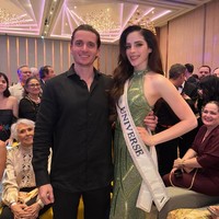 “Ada wanita yang membuka jalan dan ada yang mengubahnya. Kau melakukan keduanya hari ini. Fatima, aku sangat bangga padamu. Dari pekerjaan hebat yang kau lakukan, disiplinmu, keyakinanmu, dan kekuatan yang kau pertahankan setiap langkah di jalan ini. Hari ini dunia melihatmu dimahkotai, tetapi aku selalu melihat wanita seperti apa dirimu: sejati, berani, dan mampu menginspirasi ribuan orang. Apa yang kamu capai bukan hanya mahkota, tetapi pesan harapan bagi semua orang yang perlu percaya bahwa mimpi, ketika dikerjakan dengan hati, pasti terpenuhi,” tulis kakak Fatima yang terbang dari Meksiko ke Thailand demi mendukung adiknya. Foto: Dok. Instagram Miss Universe, Fatima Bosch