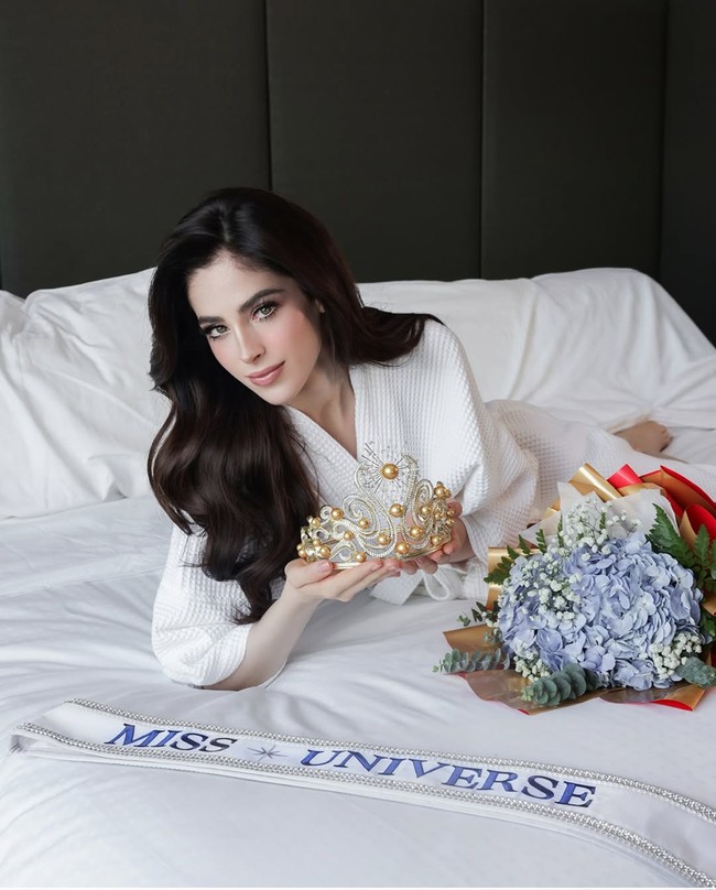 Namun tidak lama setelah kemenangannya, kontroversi datang. Omar Harfouch yang tiba-tiba mundur sebagai juri Miss Universe 2025 jelang final, menyebut Fatima Bosch sebagai ‘pemenang palsu.’ Ia mengklaim sudah tahu hasil final 24 jam sebelumnya. “Miss Mexico adalah pemenang palsu,” ujar Omar. Foto: Dok. Instagram Miss Universe, Fatima Bosch