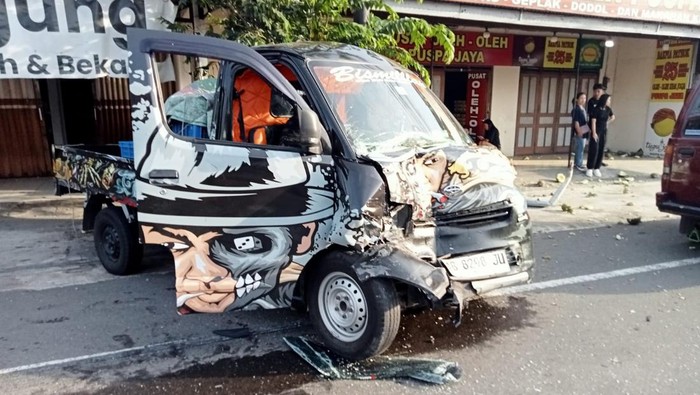 Mobil pikap Grandmax ringsek bagian depan kecelakaan di jalan Jogja-Solo, Prambanan.