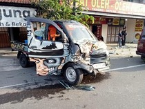 Sopir Diduga Ngantuk, Pikap Hantam Innova-Tiang Listrik di Prambanan Klaten