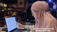 Penyanyi juga anggota Dewan, Mulan Jameela, bahagia usai dinyatakan lulus Sempro tesis. Mulan mengaku sempat rehat selama kurang lebih 1 tahun karena banyak hal yang diurus. Apalagi teman-teman Mulan banyak yang sudah lulus. Foto: Instagram @mulanjameela1