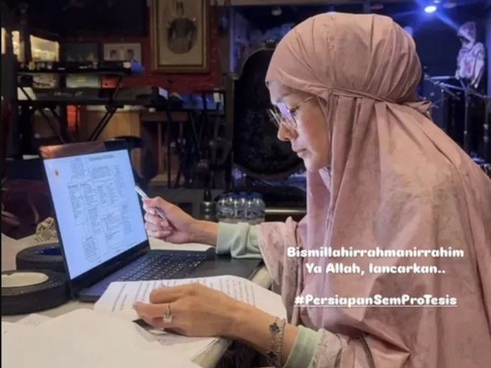 Mulan Jameela lulus Sempro tesis.