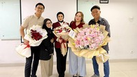 Mulan semakin bahagia ketika Ahmad Dhani memberikan kejutan. Makasih banyak suamiku sayang atas bunganya, kaget banget tahu-tahu ada bunga ke ruangan ujian, untung lulus loh sayaaaangg.. haha.. it means alot to me, ungkapnya. Foto: Instagram @mulanjameela1