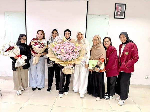 Mulan Jameela Lulus Sempro Tesis S2, Ahmad Dhani Kasih Kejutan