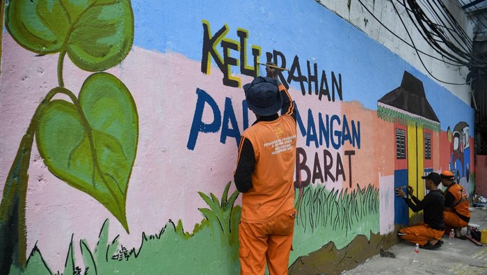Petugas Penanganan Prasarana dan Sarana Umum (PPSU) membuat mural di Kelurahan Pademangan Barat, Jakarta, Minggu (23/11/2025). Pembuatan mural itu merupakan bagian dari penataan kawasan agar tidak terlihat kumuh dan menjadi sasaran vandalisme. ANTARA FOTO/Muhammad Adimaja/tom.