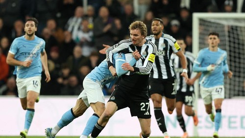 Soccer Football - Premier League - Newcastle United v Manchester City - St James Park, Newcastle, Britain - November 22, 2025 Manchester Citys Josko Gvardiol clashes with Newcastle Uniteds Nick Woltemade REUTERS/Scott Heppell EDITORIAL USE ONLY. NO USE WITH UNAUTHORIZED AUDIO, VIDEO, DATA, FIXTURE LISTS, CLUB/LEAGUE LOGOS OR LIVE SERVICES. ONLINE IN-MATCH USE LIMITED TO 120 IMAGES, NO VIDEO EMULATION. NO USE IN BETTING, GAMES OR SINGLE CLUB/LEAGUE/PLAYER PUBLICATIONS. PLEASE CONTACT YOUR ACCOUNT REPRESENTATIVE FOR FURTHER DETAILS..