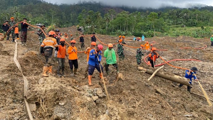 Operasi pencarian dan evakuasi korban longsor di Dusun Situkung, Desa Pandanarum, Kecamatan Pandanarum, Kabupaten Banjarnegara.