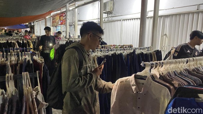 Suasana Pasar Thrifting di sekitar Stadion Diponegoro, Kelurahan Karangkidul, Kecamatan Semaeang Tengah, Sabtu (22/11/2025).