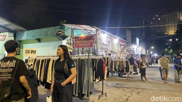 Suasana Pasar Thrifting di sekitar Stadion Diponegoro, Kelurahan Karangkidul, Kecamatan Semaeang Tengah, Sabtu (22/11/2025).