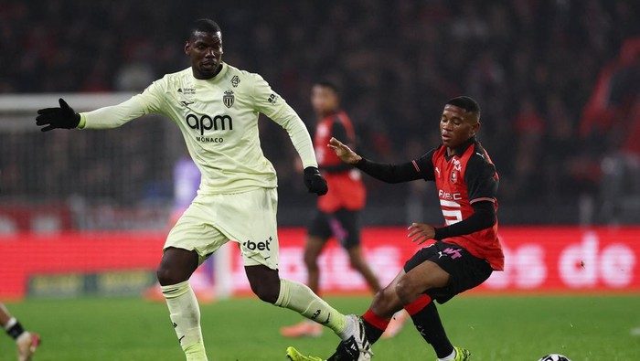 Soccer Football - Ligue 1 - Stade Rennes v AS Monaco - Roazhon Park, Rennes, France - November 22, 2025 AS Monacos Paul Pogba in action with Stade Rennes Lucas Rosier REUTERS/Stephane Mahe