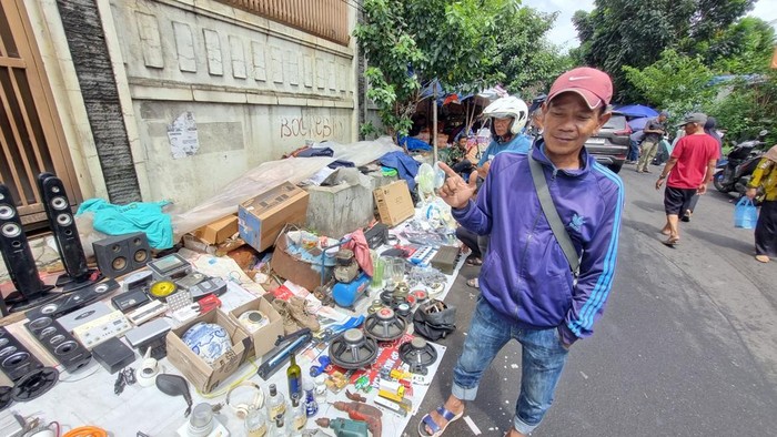 **Pedagang Loak Jatinegara: Kisah Adi, Pria yang Jual-Beli Barang Random dan Raih Keuntungan**