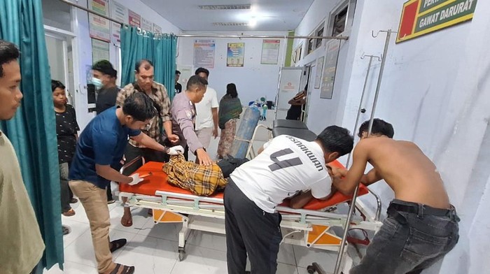 Pelajar perempuan berusia 15 tahun korban kecelakaan mobil ambulans dirawat di puskesmas sebelum dirujuk ke RSUD Dompu. (Dok. Polsek Kempo)