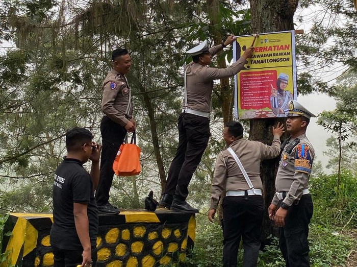 Polisi Pasang Rambu 