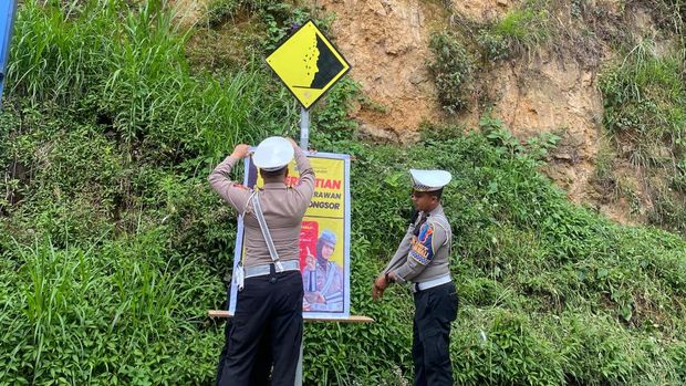 Pemasangan poster peringatan rawan longsor Polisi Pasang Rambu