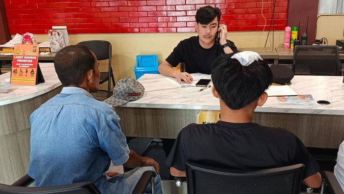 Aang bersama putranya Hendri Yadi mendatangi SPKT Polrestabes Palembang