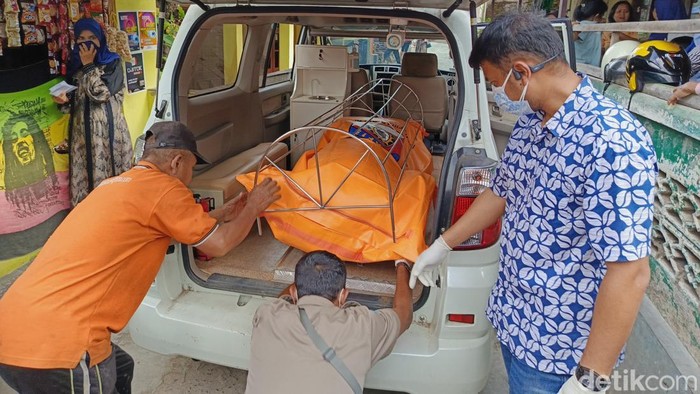 Jenazah kader posyandu di Lampung saat dievakuasi petugas