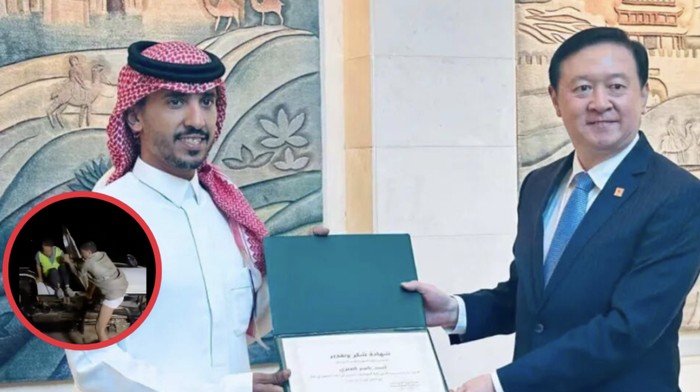 Pemuda Aran Saudi mendapatkan penghargaaan dari Duta Besar China untuk Arab Saudi, Chang Hua, usai menyelamatkan dua warga China di Saudi.