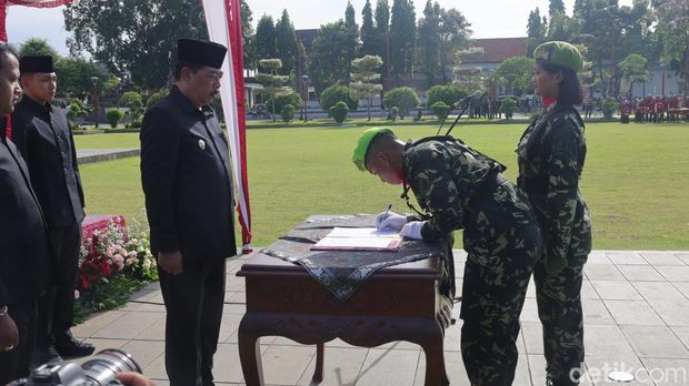 Penandatanganan serah terima pataka dan surat sakti oleh tim Napak Tilas 2025 dan Wakil Bupati Gianyar Anak Agung Gde Mayun di alun-alun Gianyar, Minggu (16/11/2025). Penandatanganan serah terima pataka dan surat sakti oleh tim Napak Tilas 2025 dan Wakil Bupati Gianyar Anak Agung Gde Mayun di alun-alun Gianyar, Minggu (16/11/2025).